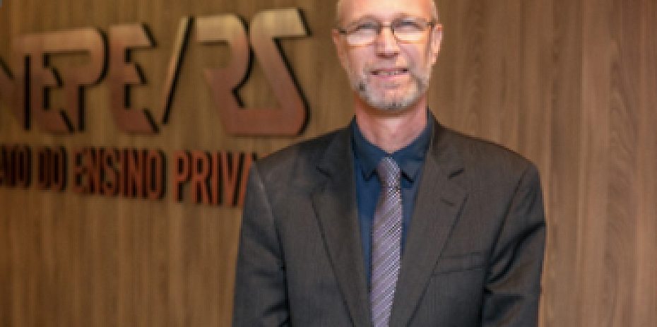 Bruno Eizerik toma posse como presidente da Fenep