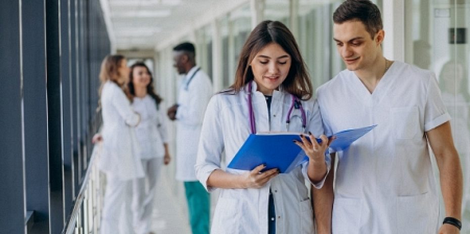 A quem prejudica formar mais médicos?