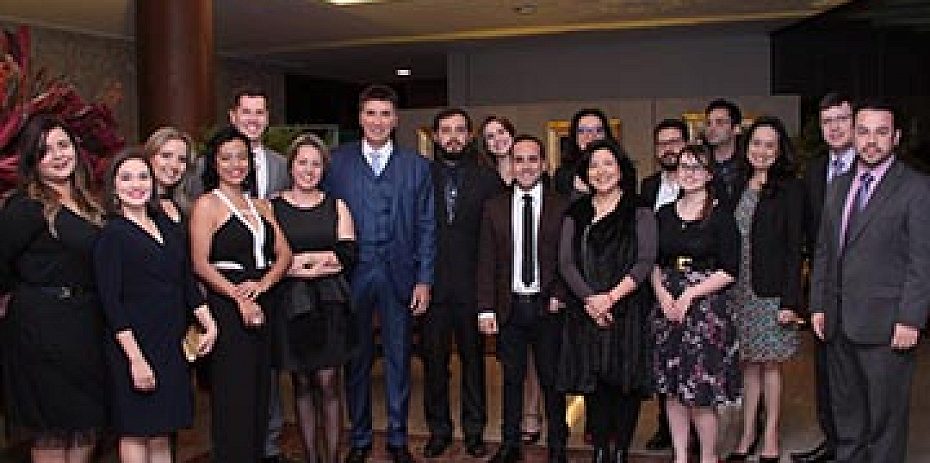 Janguiê Diniz com os finalistas do Prêmio ABMES de Jornalismo. — Edgar Marra Silveira/ABMES