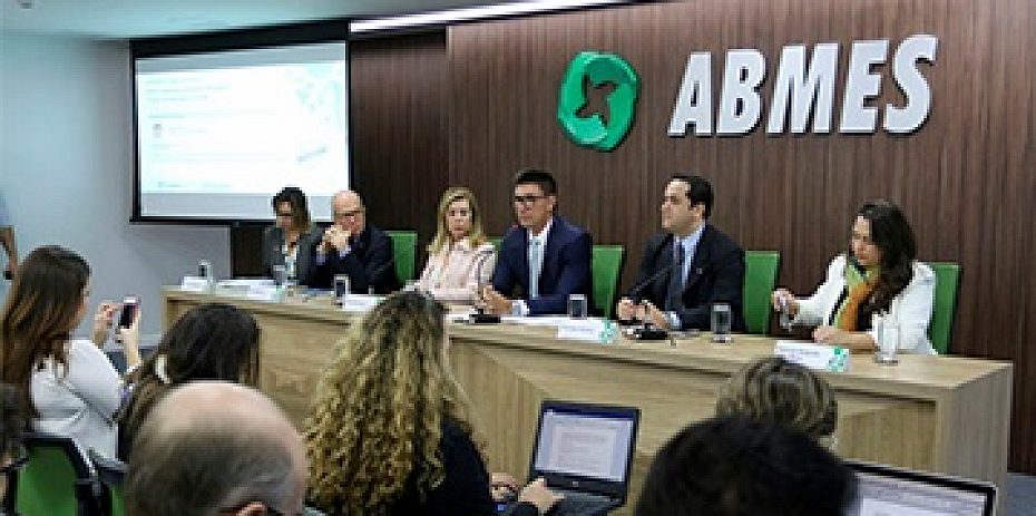 Da direita para a esquerda: Patrícia Augusta Vilas Boas, Henrique Sartori, Janguiê Diniz, Iara de Xavier, Luís Robério e Andrea Malagutti.